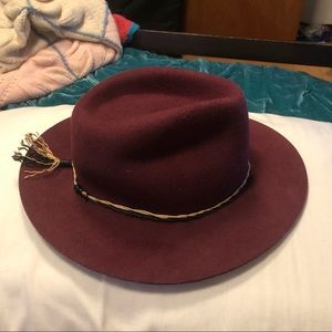 Really cute, maroon Brixton hat 🎩